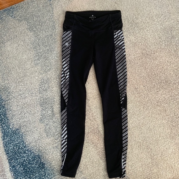 ATHLETA cropped capri leggings with black and white pattern and pockets sporty - Picture 1 of 9
